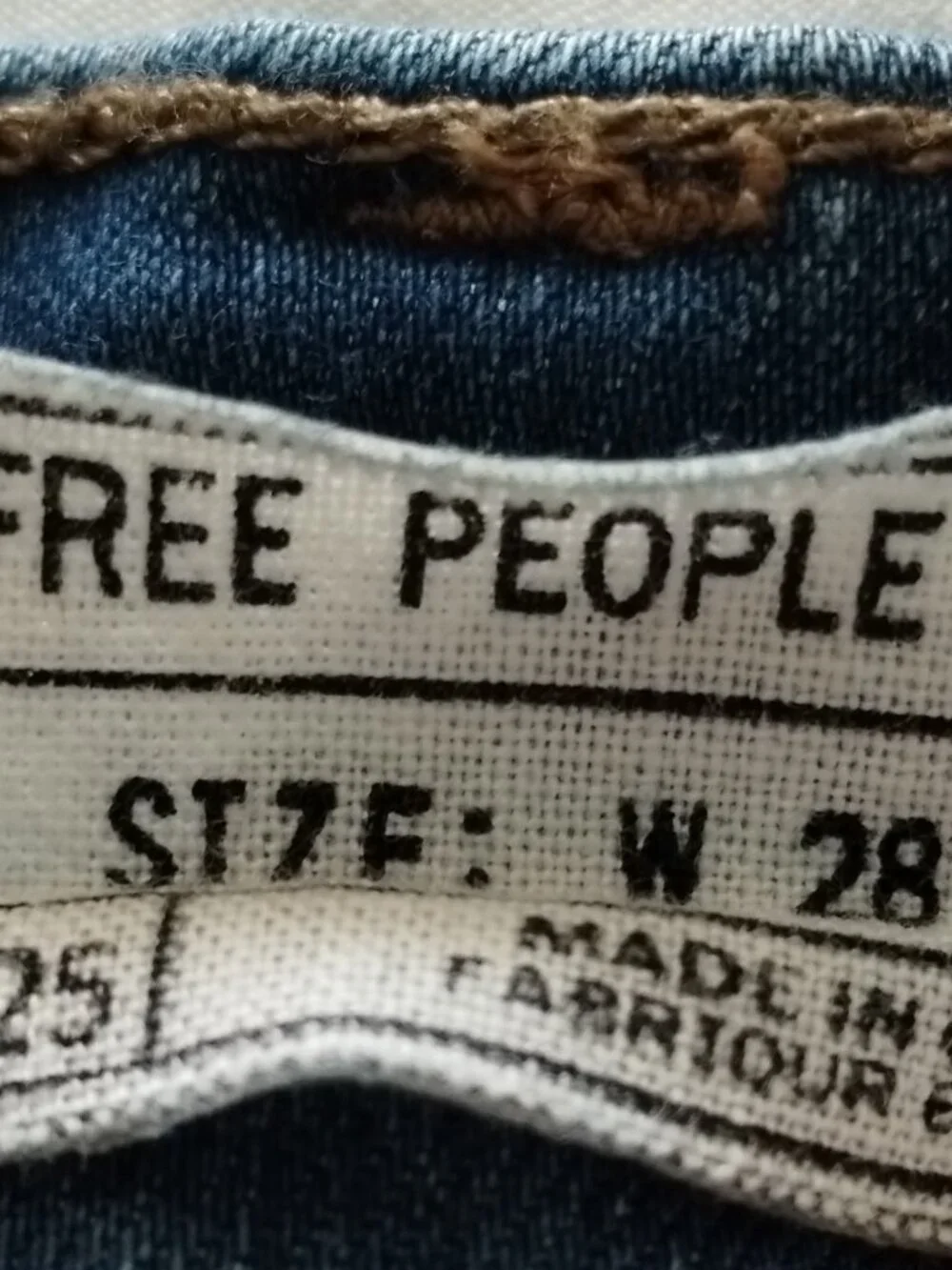 FREE PEOPLE Medium-Light Wash Lightly DISTRESSED Crop Jeans Sz W28 (24.5 Inseam)